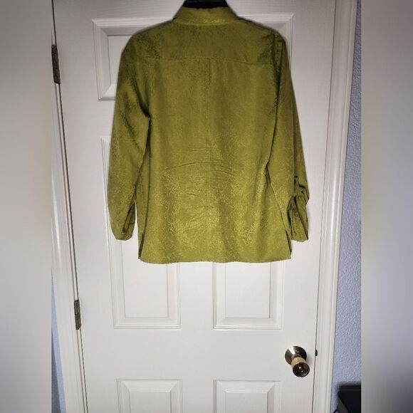 Chico's 1 100% Silk MustardGreen LeafsPrintRolltabSlv ButtonUp Women's Top Shirt - Picture 6 of 7